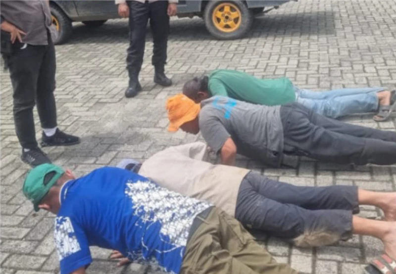 Kedapatan Lagi Nambal Jalan Berlubang, Empat Warga Push Up di Depan Polisi