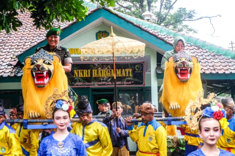 Kedatangan Dandim Baru di Subang Disambut Sisingaan