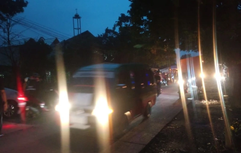 Kontainer Patah Per, Lalulintas di Jalan Raya M Toha - Dayeuhkolot Mengantri Kontainer Patah Per, Lalulintas di Jalan Raya M Toha - Dayeuhkolot Mengantri