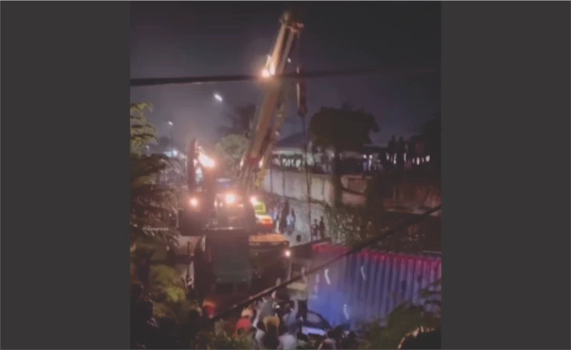 Kontener Timpa Sedan di Karawang, Satu Keluarga Meninggal Dunia