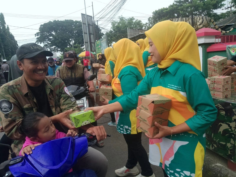 Koramil 2408/Ciparay dan Persit KCK Ranting 9 Bagikan Takjil ke Pengendara Koramil 2408/Ciparay dan Persit KCK Ranting 9 Bagikan Takjil ke Pengendara