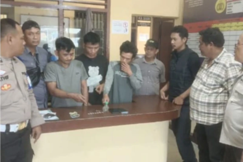 Lagi Asyik Nyabu di Kamar Kost, Tiga Pria di Pamatang Raya, Simalungun Ditangkap Polisi Lagi Asyik Nyabu di Kamar Kost, Tiga Pria di Pamatang Raya, Simalungun Ditangkap Polisi