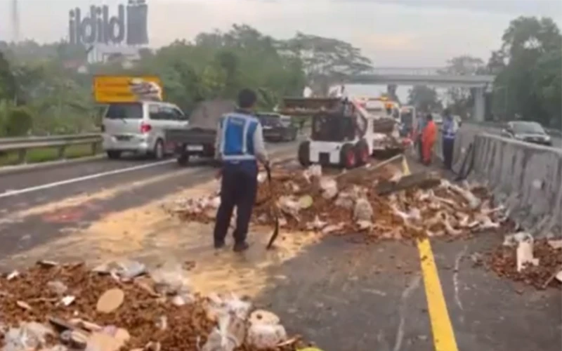 Laka Maut Libatkan Dua Truk di Tol Cipularang. Satu Meninggal Dunia