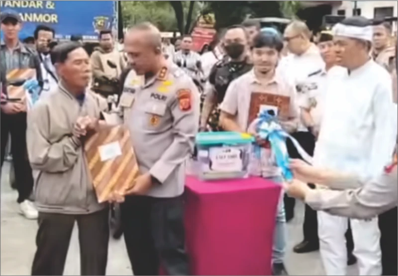 Lansia asal Sumedang tak Kuasa Nahan Haru Saat Motornya yang Hilang Dikembalikan Polisi