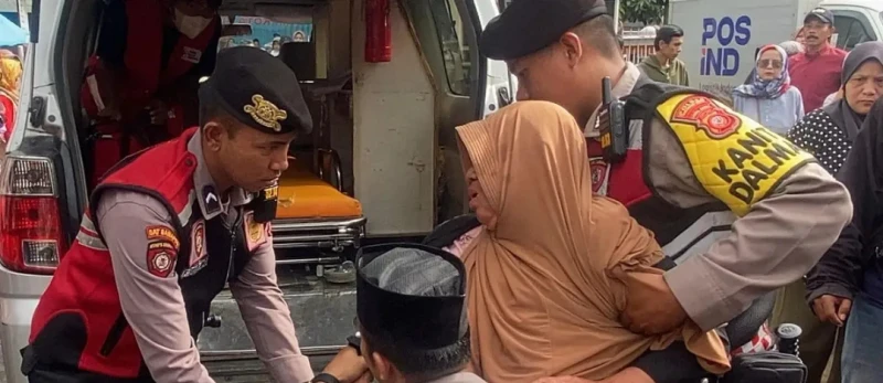 Lansia di Sukabumi Pingsan Saat Ngantri Sembako Murah di Kantor POS