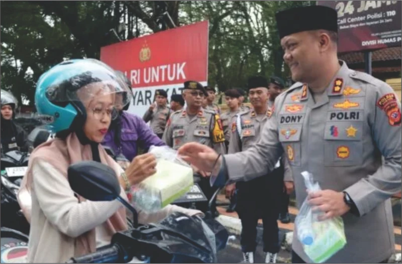 Libatkan Mahasiswa, Polres Subang Bagikan 500 Paket Takjil pada Warga di Jalan
