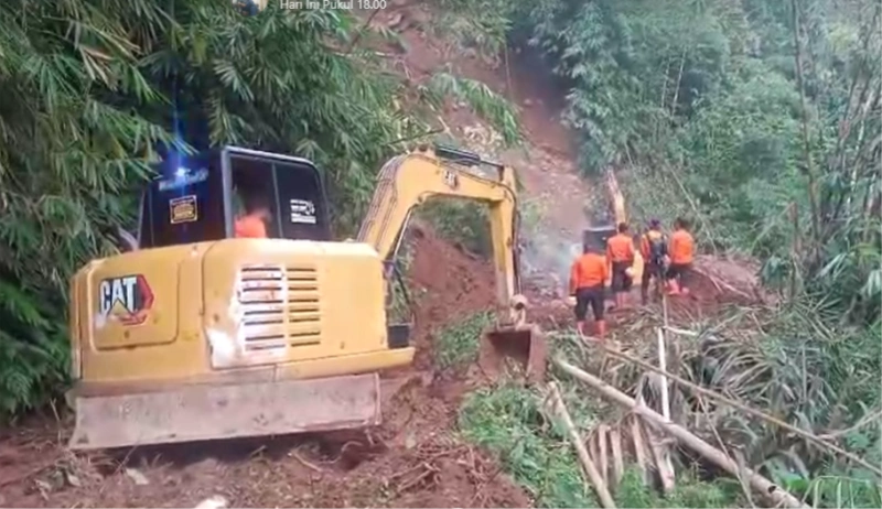 Longsor di Subang Tak Hanya Menimbun Warga, Tapi Juga Tutup Saluran Air ke Sawah Longsor di Subang Tak Hanya Menimbun Warga, Tapi Juga Tutup Saluran Air ke Sawah