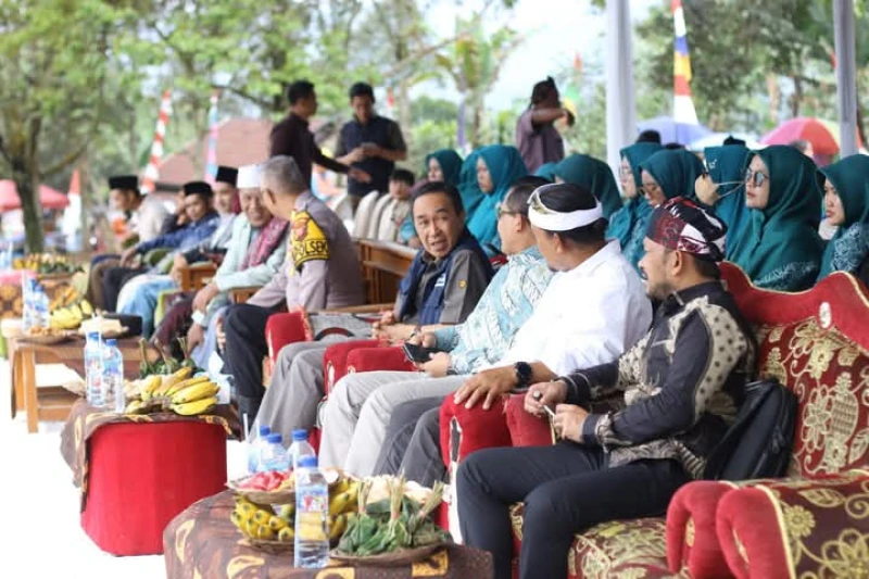 Masyarakat Desa Cipeuteuy, Kabandungan, Sukabumi Ungkapkan Rasa Syukur Lewat 'Sedekah Bumi' Masyarakat Desa Cipeuteuy, Kabandungan, Sukabumi Ungkapkan Rasa Syukur Lewat 'Sedekah Bumi'