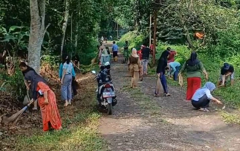 Masyarakat Desa Lengkong Kerja Bakti Bersihkan Lingkungan Masyarakat Desa Lengkong Kerja Bakti Bersihkan Lingkungan