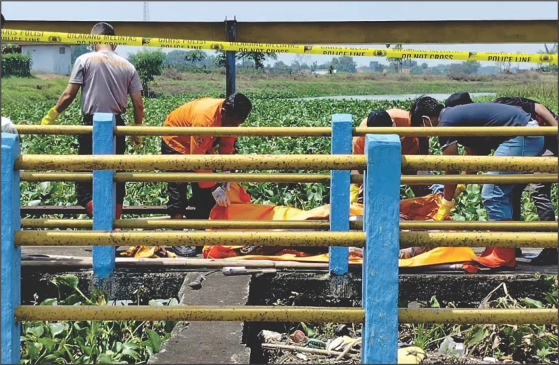 Mayat Pria Tanpa Identitas Ngambang Diantara Eceng Gondok Sungai Tarum Timur