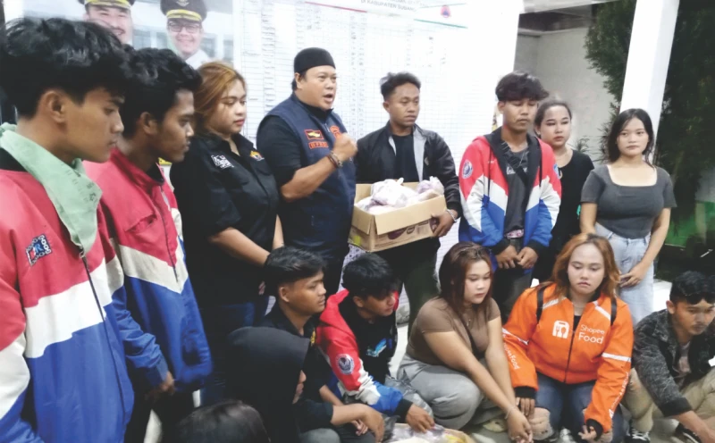 Moonreker Pantura Sumbang Snack ke Pengungsi Banjir Pamanukan