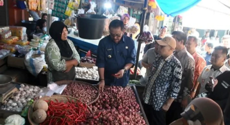 Pastikan Harga Stabil Jelang Ramadan, Bupati Sukabumi Sidak Pasar Pelabuhanratu