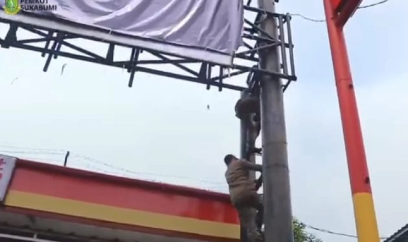 Pemkot Sukabumi Bongkar Reklame Tak Berijin Pemkot Sukabumi Bongkar Reklame Tak Berijin