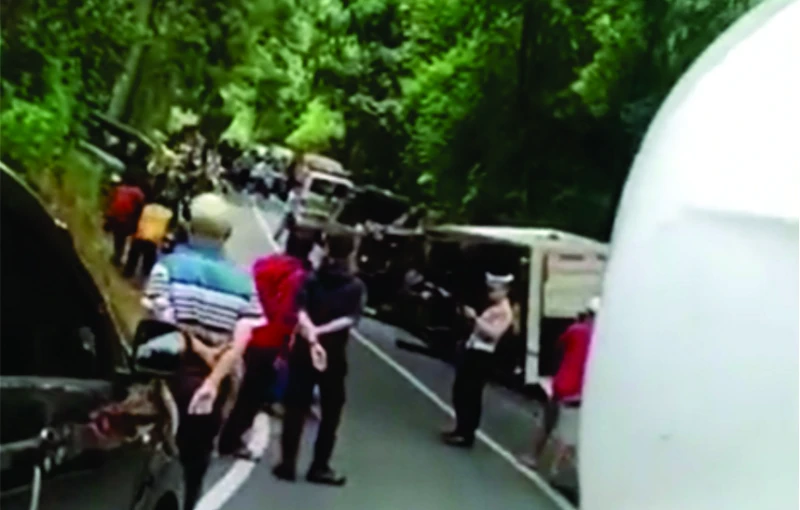 Pemotor di KBB Tewas Tertimpa Badan Truk Pemotor di KBB Tewas Tertimpa Badan Truk