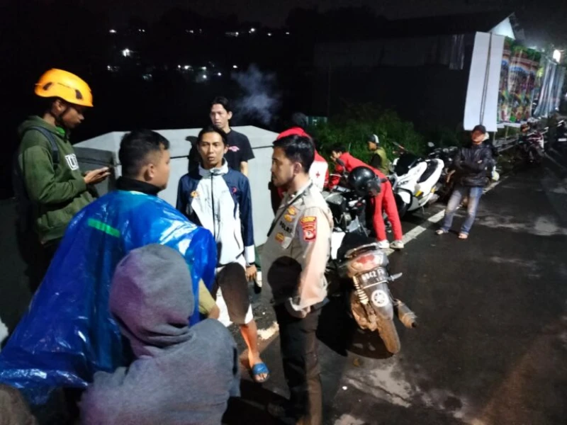 Pemuda yang Loncat di Jembatan Cikereteg Bogor Ditemukan Dengan Kondisi Memprihatinkan Pemuda yang Loncat di Jembatan Cikereteg Bogor Ditemukan Dengan Kondisi Memprihatinkan