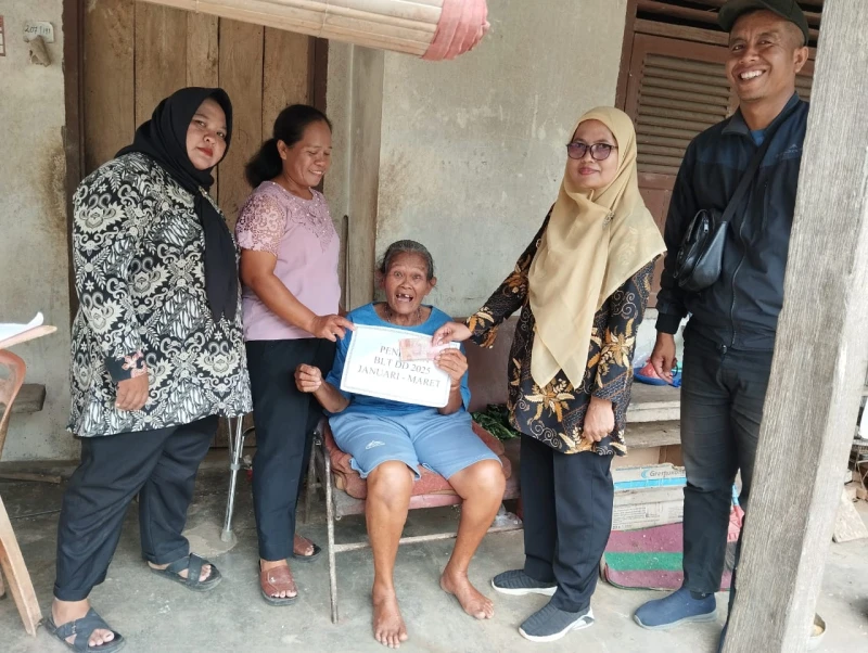 Penyerahan BLT di Nagori Maligas Tonga, Sumalungun Langsung ke Rumah Penerima