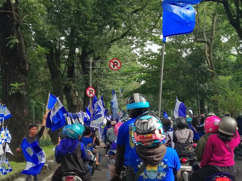 Persib Juara, Pedagang Bendera Kecipratan Berkah