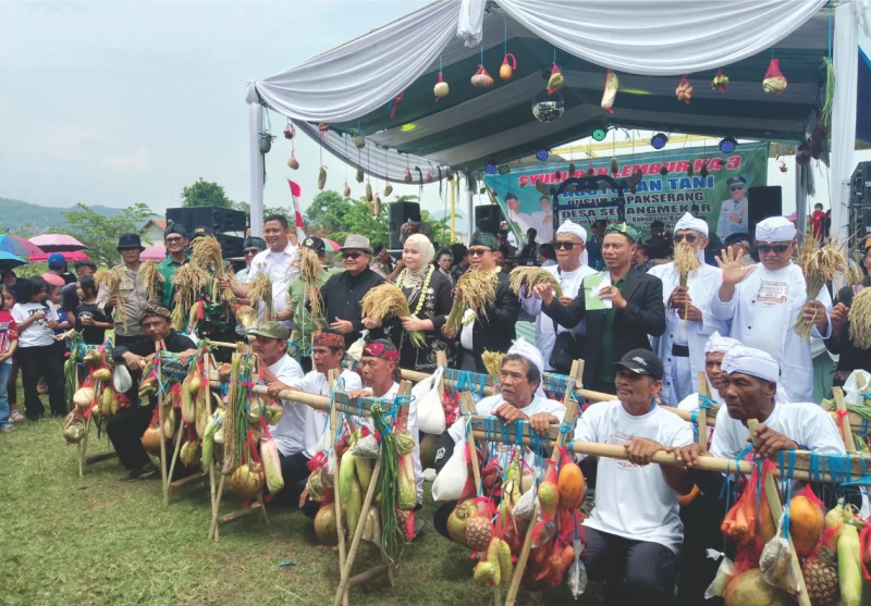 Petani Kampung Papakserang Isi Hajat Lembur Dengan Doa Bersama Petani Kampung Papakserang Isi Hajat Lembur Dengan Doa Bersama