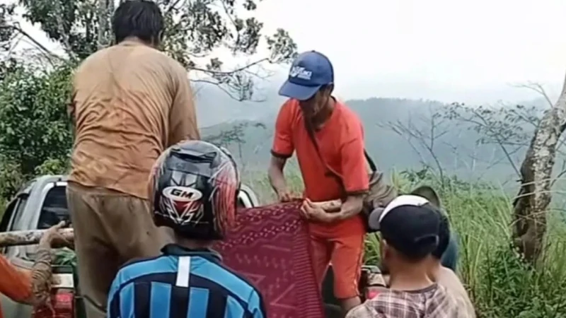 Petir Menyambar Empat Petani di Sukabumi. Dua Meninggal di Lokasi