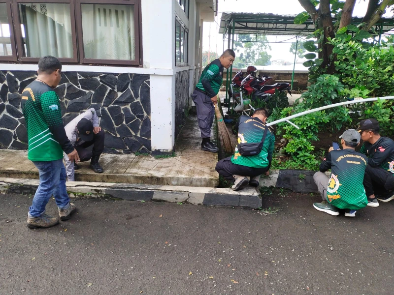 Pol PP-Linmas Ciparay, Kab.Bandung, Turun ke Jalan Bersihkan Lingkungan Kantor Pol PP-Linmas Ciparay, Kab.Bandung, Turun ke Jalan Bersihkan Lingkungan Kantor
