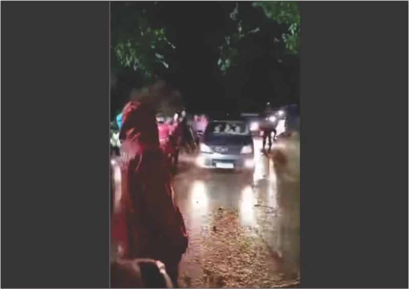 Polisi Berlakukan Sistem Buka Tutup di Jalur selatan Tasikmalaya. Sebelumnya Terhalang Longsoran Tebing Polisi Berlakukan Sistem Buka Tutup di Jalur selatan Tasikmalaya. Sebelumnya Terhalang Longsoran Tebing