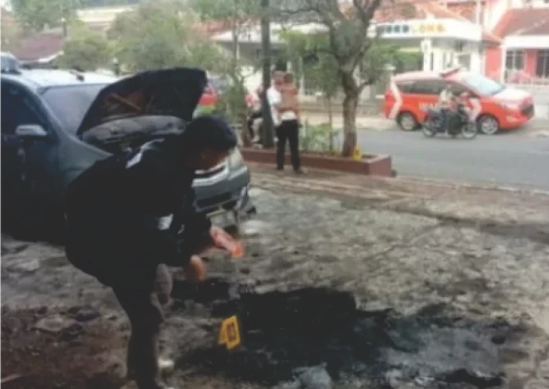 Polisi Temukan Jejak Dibalik Terbakarnya Dua Mobil di Cianjur Polisi Temukan Jejak Dibalik Terbakarnya Dua Mobil di Cianjur