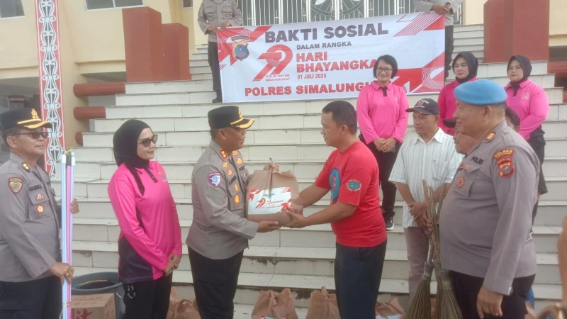 Polres Simalungun Bersihkan Tempat Ibadah di Kec.Raya