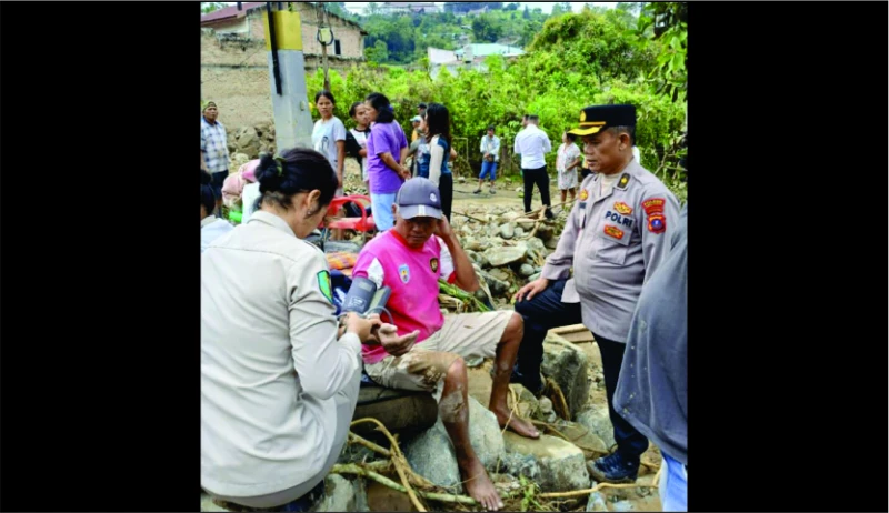 Polres Simalungun Terjunkan Dokkes ke Lokasi Terdampak Banjir di Parapat Polres Simalungun Terjunkan Dokkes ke Lokasi Terdampak Banjir di Parapat
