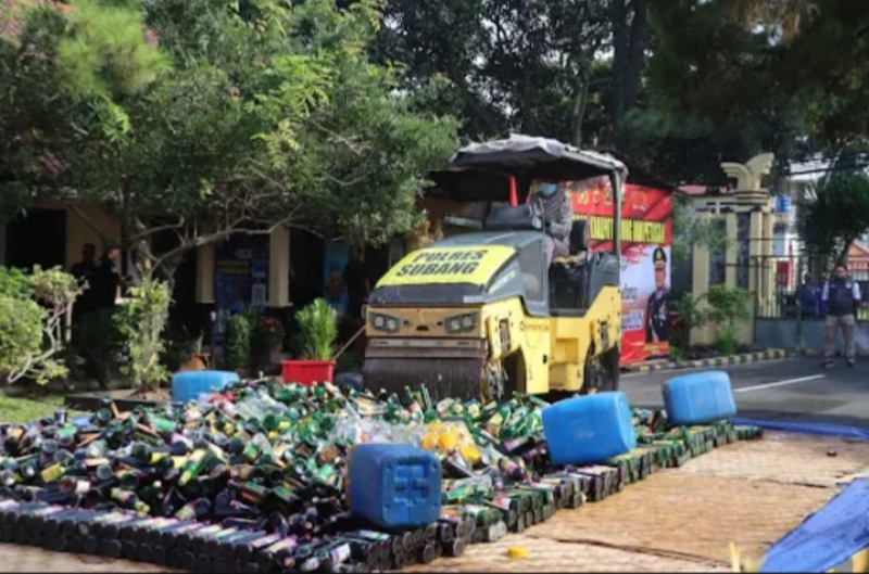Polres Subang Musnahkan Ribuan Botol Miras, Knalpot Brong dan Petasan