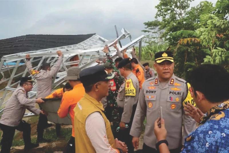 Polres Subang Salurkan Bantuan Sembako pada Korban Puting Beliung