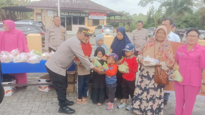 Polsek Pematang Raya - Sat Narkoba Polres Simalungun Gelar Aksi Sosial Berbagi Takjil