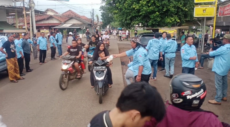 PROGIB Subang Bagikan Takjil Pada Pengendara