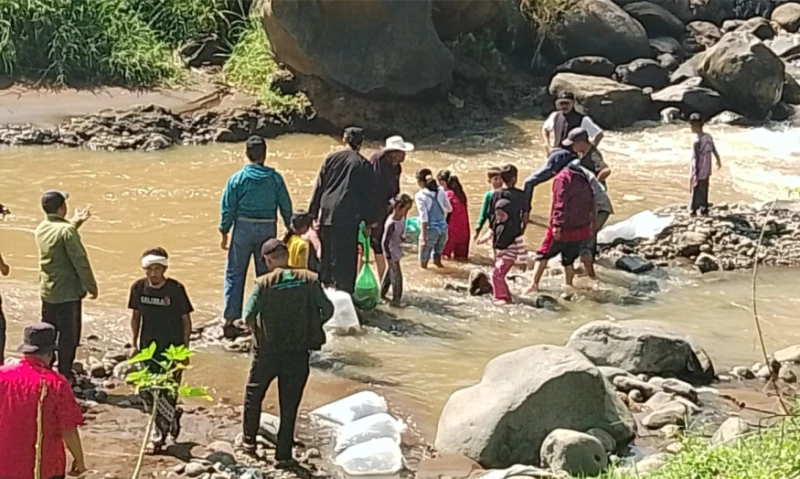 Protes Proyek SPAM PDAM, Petani di Kab.Bandung Tebar Ribuan Benih Ikan di Sungai Citarum