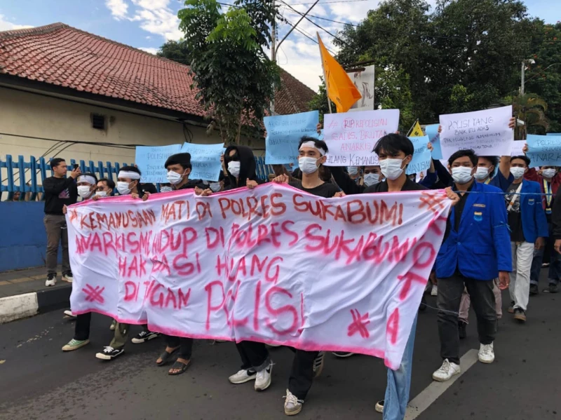 Puluhan Mahasiswa di Sukabumi Gelar Aksi Tutup Mulut dan Lempar Uang Koin Simbol "Pelicin" Puluhan Mahasiswa di Sukabumi Gelar Aksi Tutup Mulut dan Lempar Uang Koin Simbol "Pelicin"