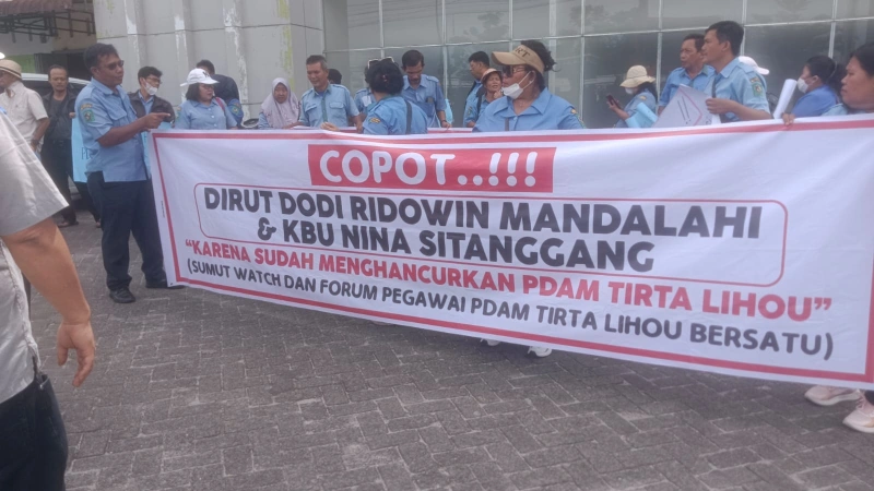 Puluhan Pegawai Tuntut Dirut PDAM Tirta Lihou Dicopot Dari Jabatannya Puluhan Pegawai Tuntut Dirut PDAM Tirta Lihou Dicopot Dari Jabatannya