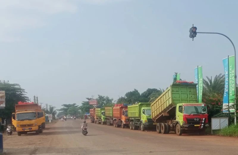 Puluhan Truk Tanah Merah di Subang Tak Beroperasi Buntut KDM Marah Puluhan Truk Tanah Merah di Subang Tak Beroperasi Buntut KDM Marah