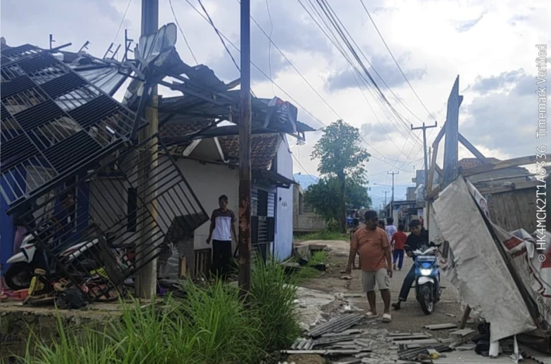 Puting Beliung Rusak Belasan Rumah, Tumbangkan Pohon dan Papan Reklame di Desa Mekarsari