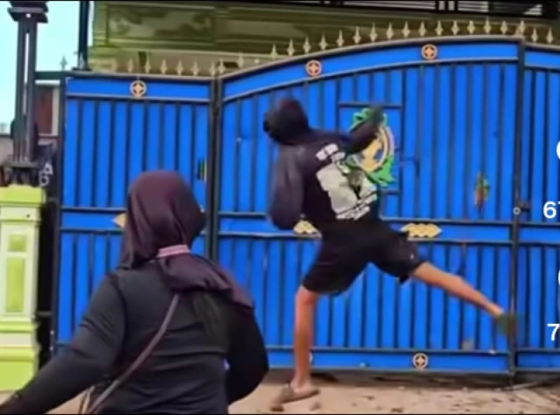 Ratusan Warga Panipahan, Rohil Serang Rumah Terduga Bandar Sabu, Tiga Polisi Jadi Korban