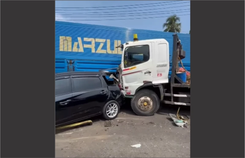Rem Blong, Truk Trailer Tabrak Empat Kendaraan di Tanjakan Pamuruyan, Sukabumi Rem Blong, Truk Trailer Tabrak Empat Kendaraan di Tanjakan Pamuruyan, Sukabumi