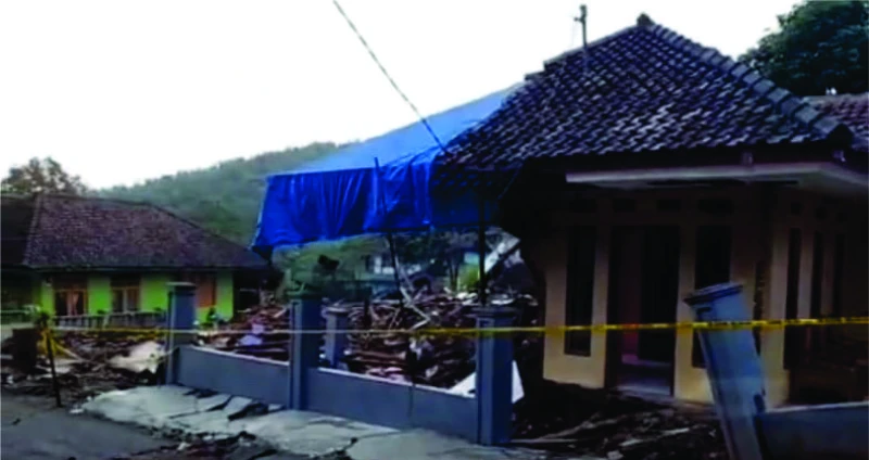 Rumahnya Hancur, Ratusan Warga Cikondang, Kab.Tasikmalaya Puasa Dipengungsian