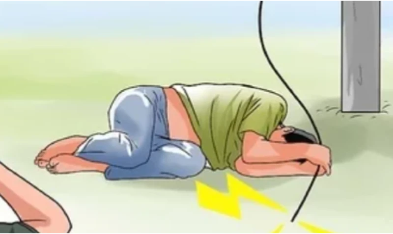 Saat Hendak Memindahkan Tiang Indihome, Empat Teknisi Telkom Tersengat Listrik Tegangan Tinggi