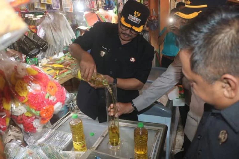 Saat Sidak ke Pasar Bupati Sukabumi Kaget Temukan MinyaKita Isinya Tekor