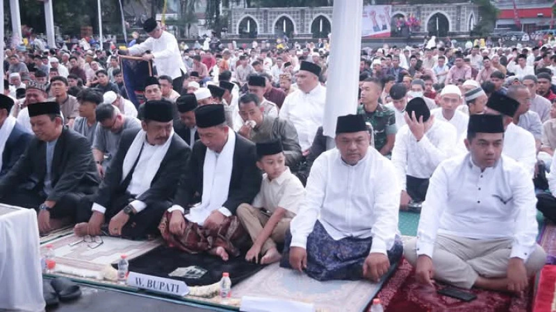 Salat Idul Fitri di Mesjid Agung Pelabuhanratu Berlangsung Khidmat Salat Idul Fitri di Mesjid Agung Pelabuhanratu Berlangsung Khidmat