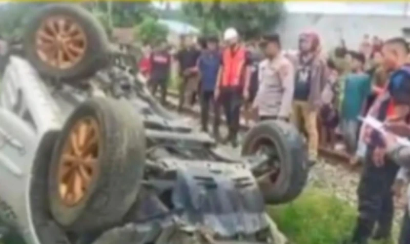 Satu Keluarga Tewas Setelah Mobil yang Ditumpanginya Ditabrak Kereta Satu Keluarga Tewas Setelah Mobil yang Ditumpanginya Ditabrak Kereta