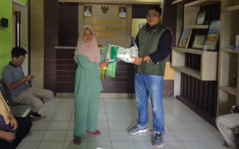 Sebanyak 744 Warga Desa Mekarlaksana, Kab.Bandung Terima Beras dan Minyak Goreng Sebanyak 744 Warga Desa Mekarlaksana, Kab.Bandung Terima Beras dan Minyak Goreng