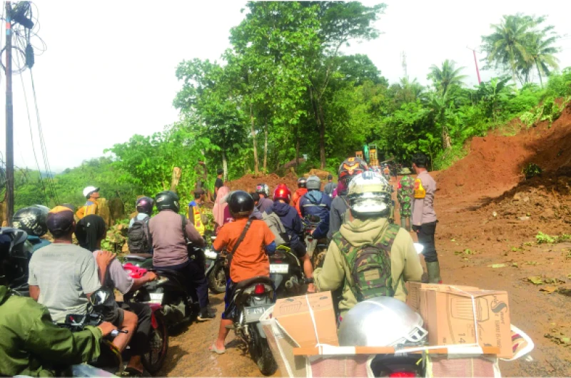 Sebelumnya Sempat Tertimbun Longsor, Jalan Pelabuhanratu - Cibadak Sukabumi Sudah Bisa Dilalui Sebelumnya Sempat Tertimbun Longsor, Jalan Pelabuhanratu - Cibadak Sukabumi Sudah Bisa Dilalui