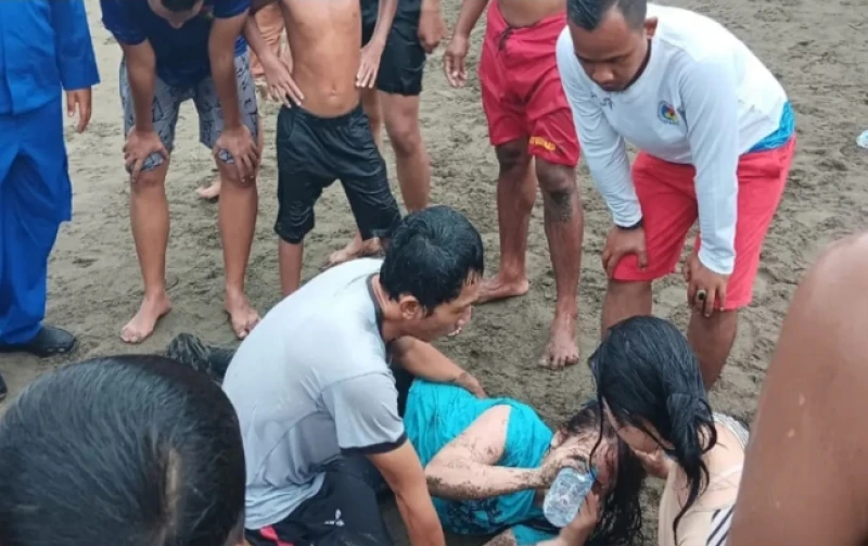 Sehari Dua Laka Laut Terjadi di Pantai Pelabuhanratu. 5 Wisatawan Nyaris Kehilangan Nyawa Sehari Dua Laka Laut Terjadi di Pantai Pelabuhanratu. 5 Wisatawan Nyaris Kehilangan Nyawa