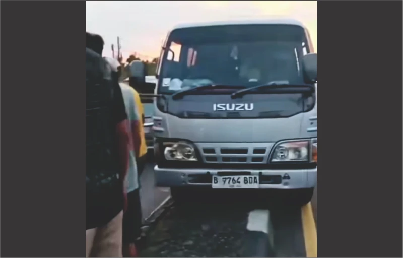 Seorang Penyapu Koin di Jembatan Sewo Tertabrak Mobil