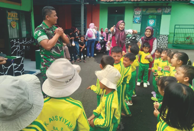 Mengenalkan TNI, TK Aisyiah Bustanul Atfal 2 Babakan ajak Siswanya Berkunjung ke Makoramil 2408/Ciparay Mengenalkan TNI, TK Aisyiah Bustanul Atfal 2 Babakan ajak Siswanya Berkunjung ke Makoramil 2408/Ciparay