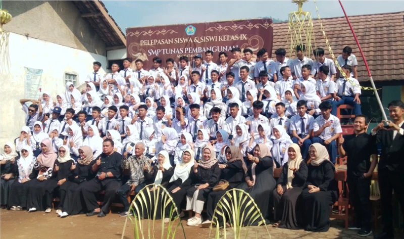 SMP Tunas Pembangunan Ciparay Lepas Siswa Kelas IX